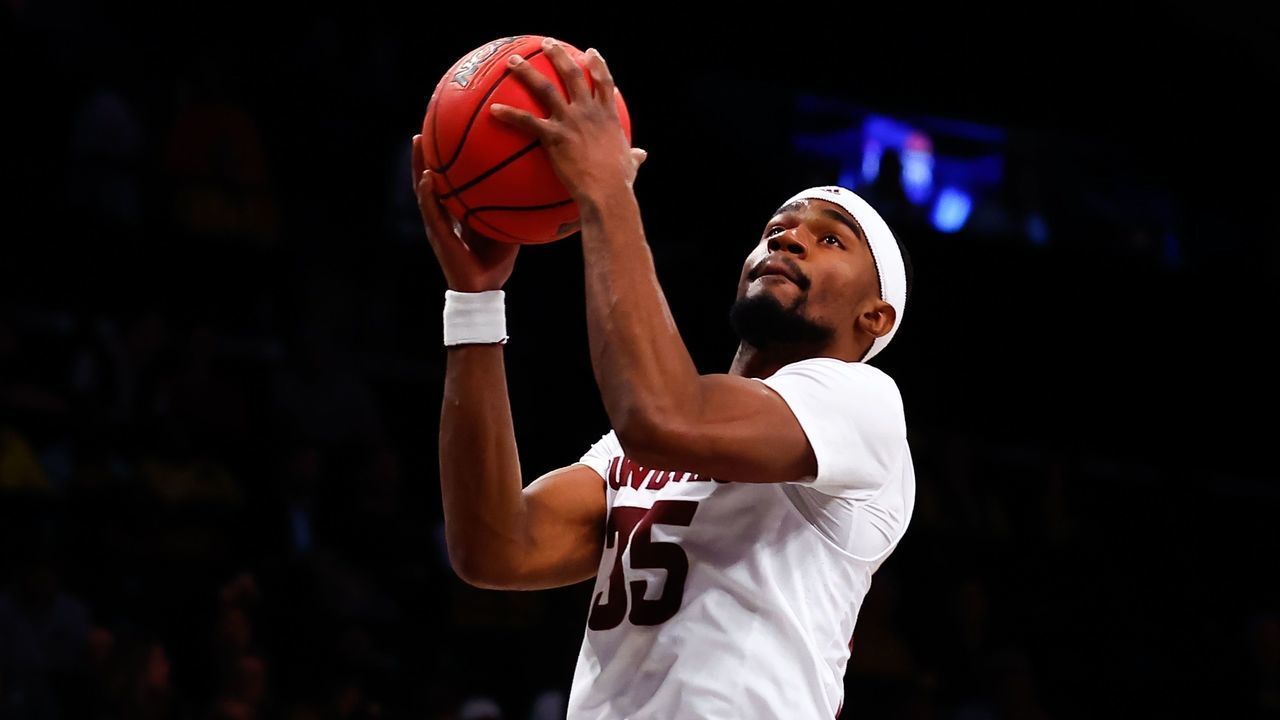 BROOKLYN, NY - NOVEMBER 16: Arizona State Sun Devils guard Devan Cambridge (35) drives to the basket during the first half of the Legends Classic college basketball game between the Virginia Commonwealth Rams and theArizona State Sun Devils on November 16, 2022 at the Barclays Center in Brooklyn, New York.