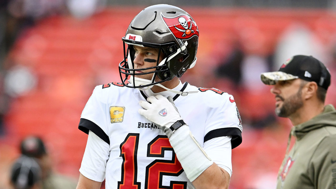 CLEVELAND, OHIO - NOVEMBER 27: Tom Brady #12 of the Tampa Bay Buccaneers warms up before a game against the Cleveland Browns at FirstEnergy Stadium on November 27, 2022 in Cleveland, Ohio.
