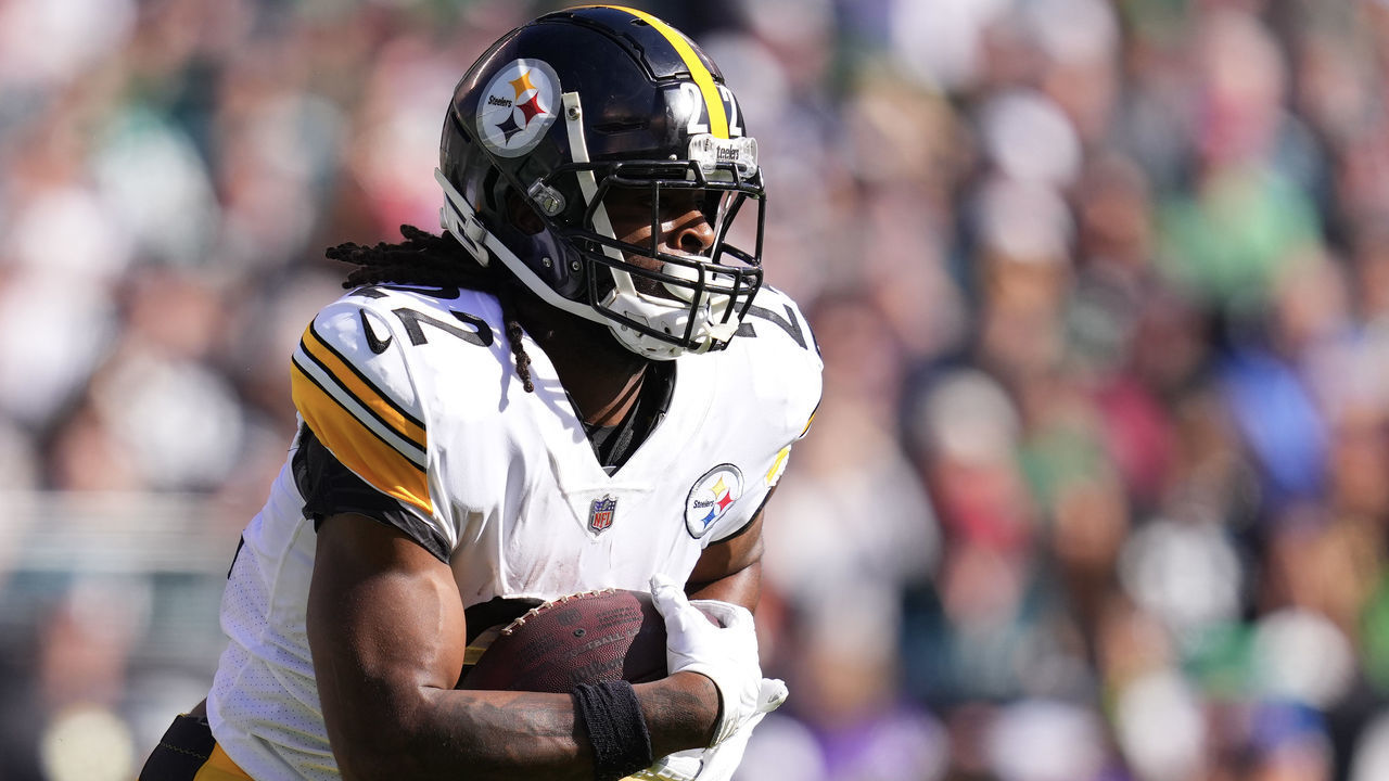 PHILADELPHIA, PA - OCTOBER 30: Najee Harris #22 of the Pittsburgh Steelers runs the ball against the Philadelphia Eagles at Lincoln Financial Field on October 30, 2022 in Philadelphia, Pennsylvania.