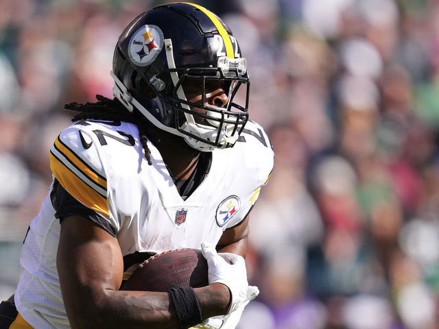 Pittsburgh Steelers running back Najee Harris (22) carries the ball in the  first half during an