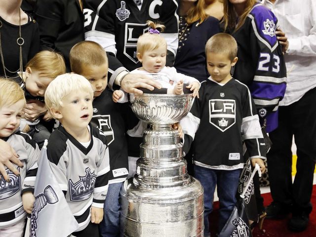 Blackhawks' Vermette puts new baby in Stanley Cup for Father's Day