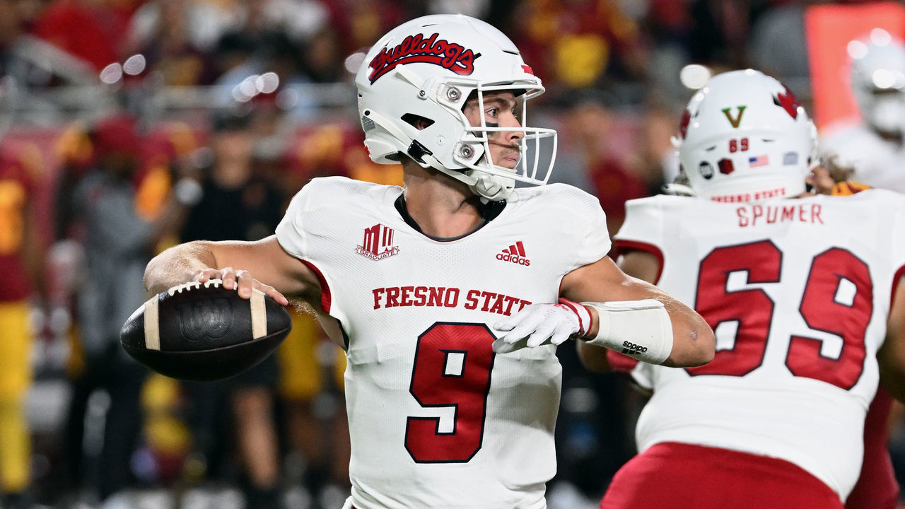 LOS ANGELES, CA - SEPTEMBER 17: Fresno State Bulldogs quarterback Jake Haener (9) throws a pass during an NCAA football game against the USC Trojans played on September 17, 2022 at the Los Angeles Memorial Coliseum in Los Angeles, CA.