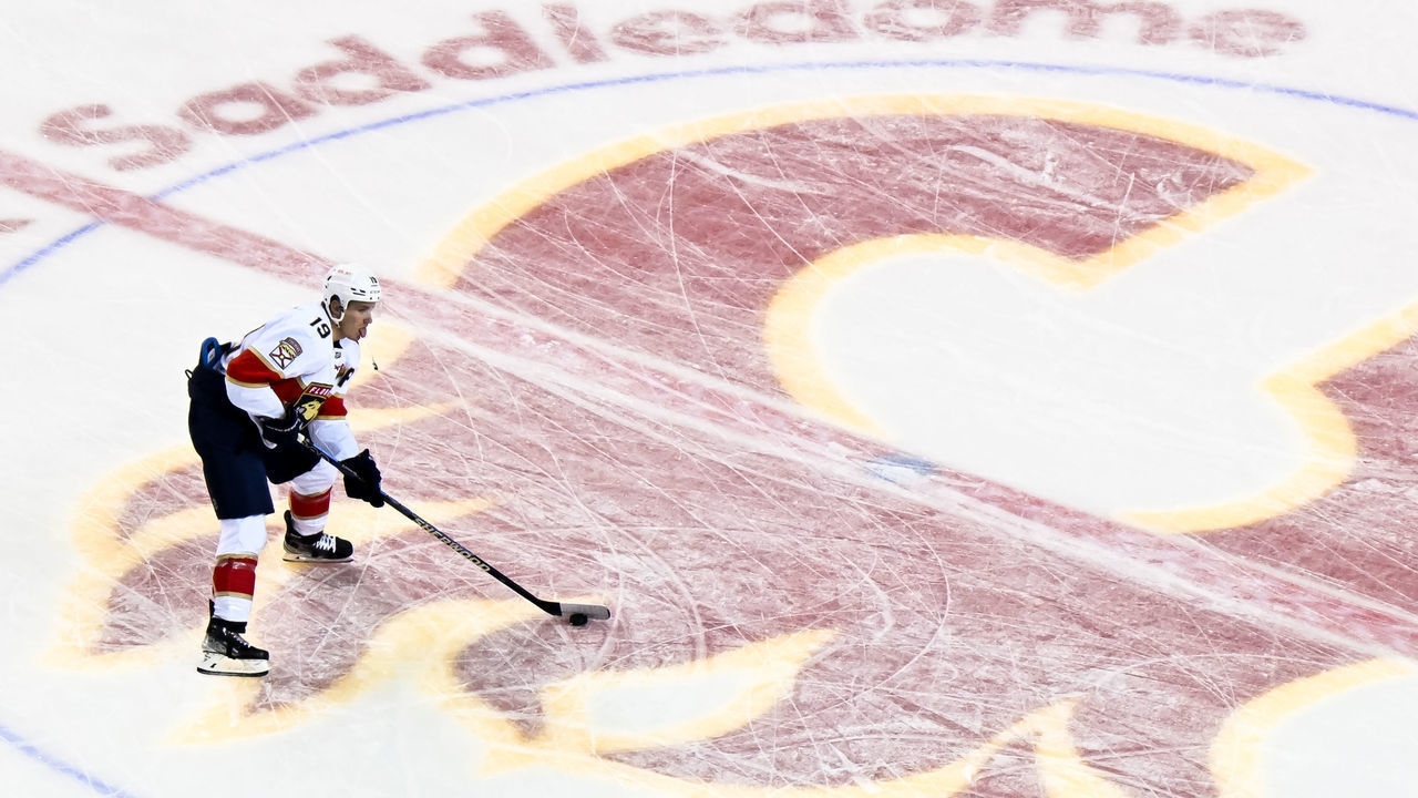 CALGARY, AB - NOVEMBER 29: Florida Panthers Right Wing Matthew Tkachuk (19) warms up before an NHL game between the Calgary Flames and the Florida Panthers on November 29, 2022, at the Scotiabank Saddledome in Calgary, AB.