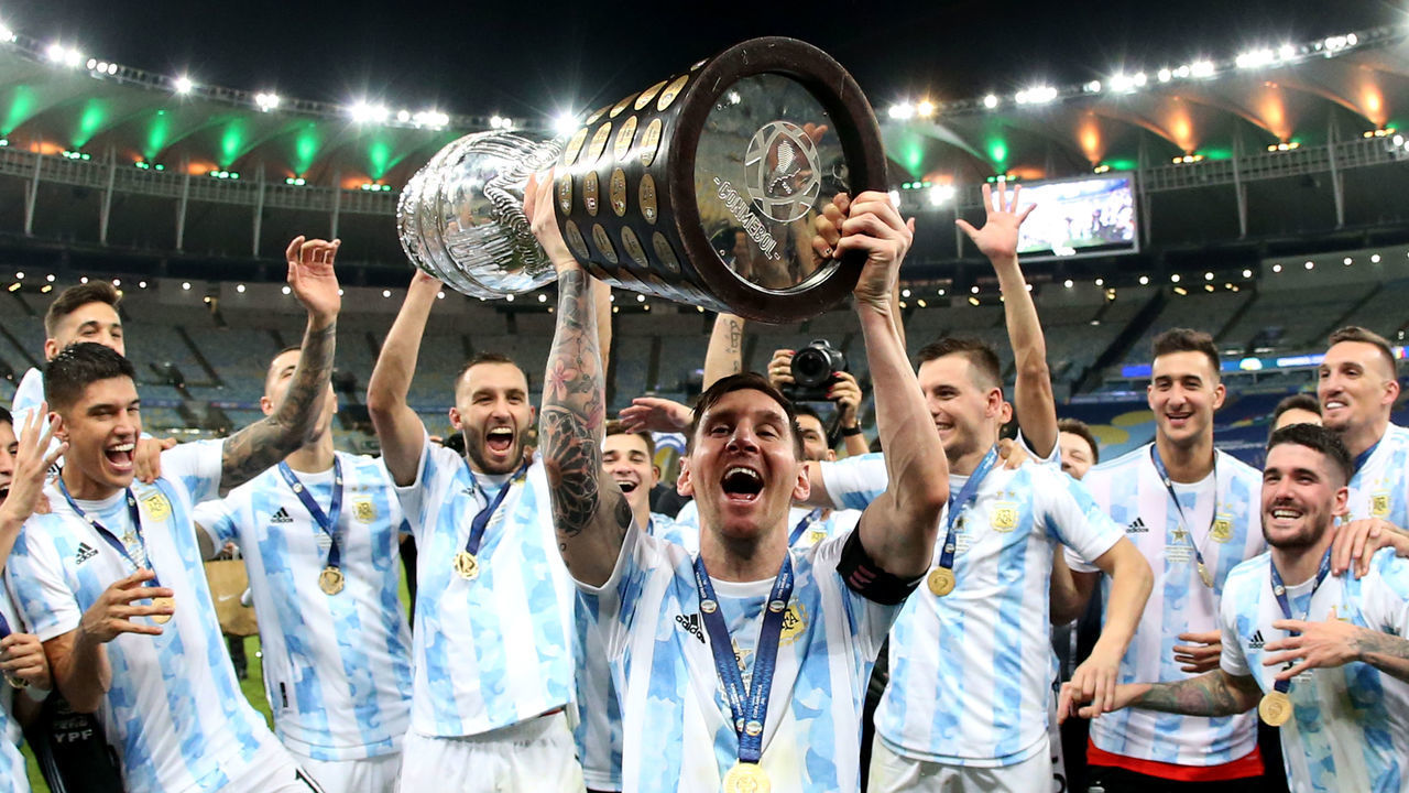 RIO DE JANEIRO, BRAZIL - JULY 10: Lionel Messi of Argentina lift the Conmebol Copa America Trophy after winning the Final of Copa America Brazil 2021 ,during the Final Match between Brazil and Argentina at Maracana Stadium on July 10, 2021 in Rio de Janeiro, Brazil.