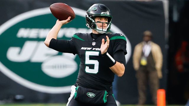 EAST RUTHERFORD, NJ - NOVEMBER 27: New York Jets quarterback Mike White (5) during the National Football League game between the New York Jets and the Chicago Bears on November 27, 2022 at MetLife Stadium in East Rutherford, New Jersey.