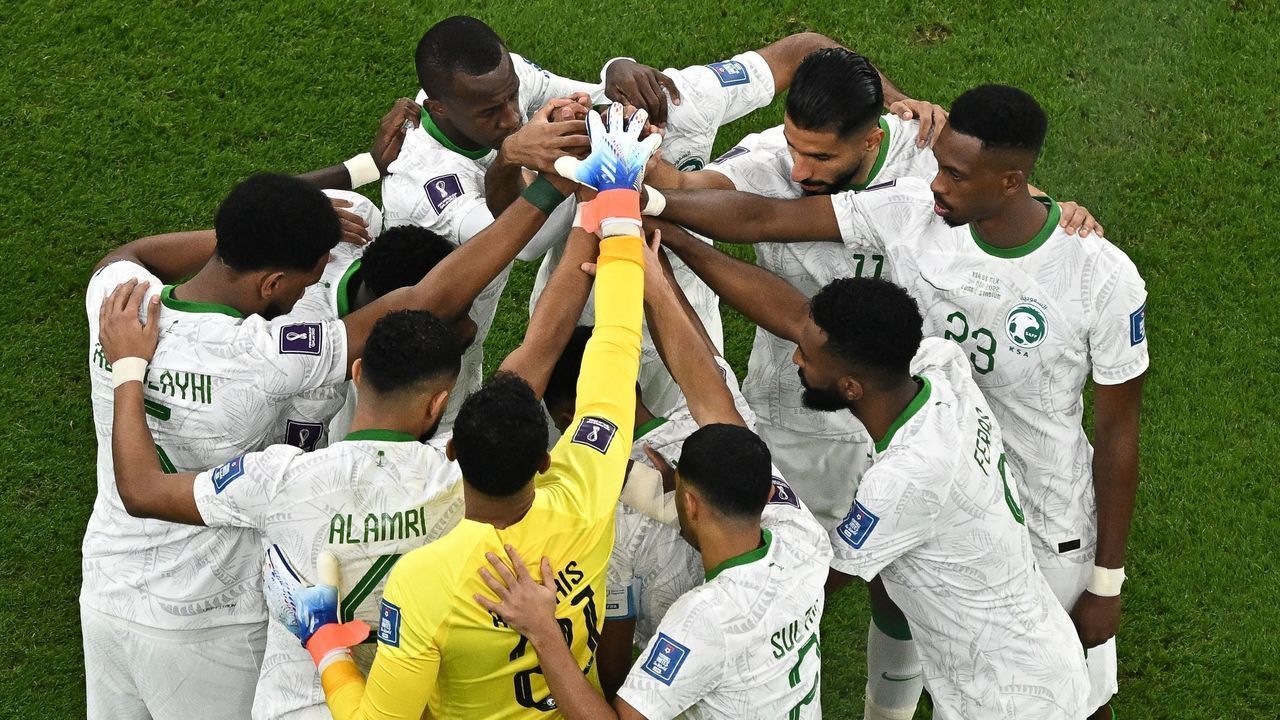 Players of Saudi Arabia gather in a huddle ahead of the Qatar 2022 World Cup Group C football match between Saudi Arabia and Mexico at the Lusail Stadium in Lusail, north of Doha on November 30, 2022.