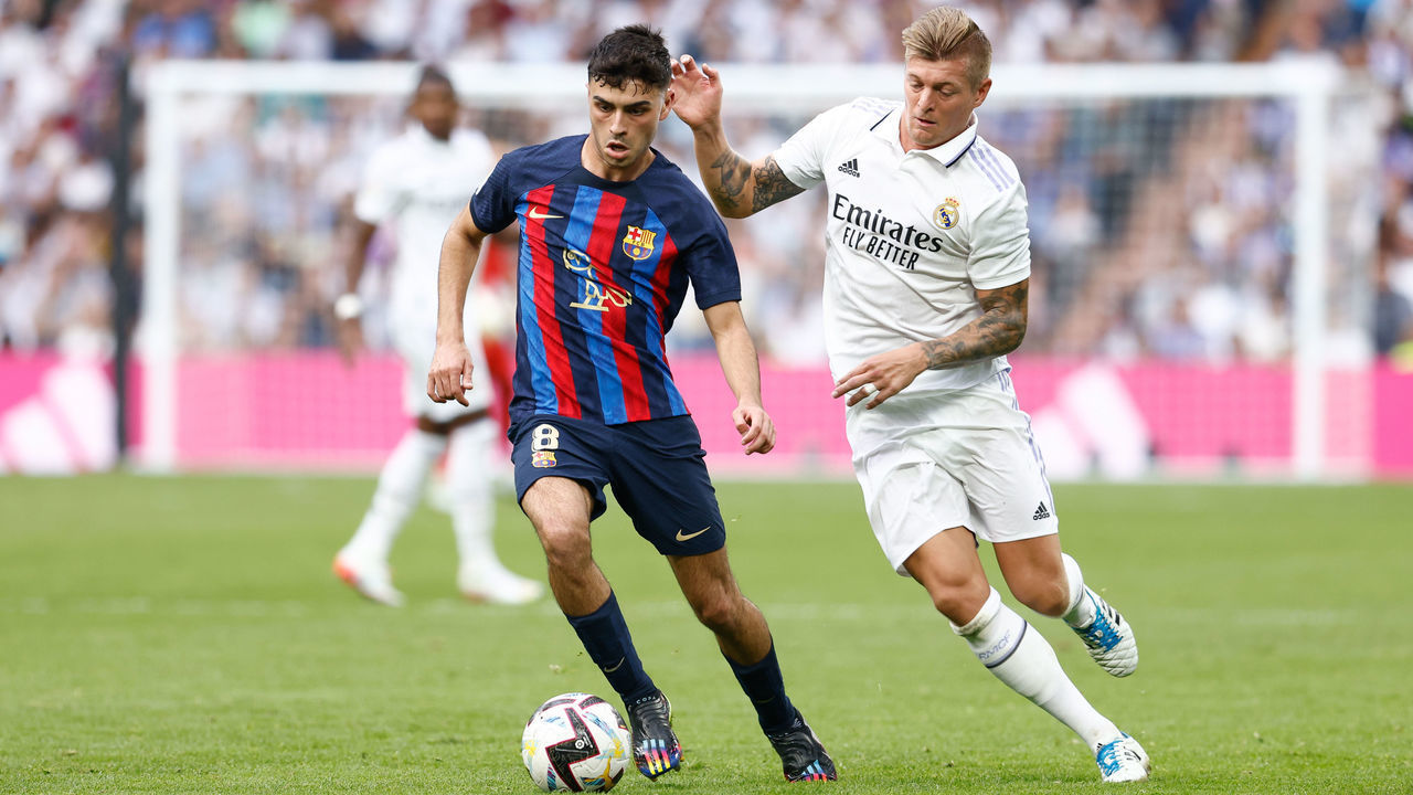 MADRID, SPAIN - OCTOBER 16: Pedri Gonzalez of FC Barcelona and Toni Kroos of Real Madrid in action during the spanish league, La Liga Santander, football match played between Real Madrid and FC Barcelona at Santiago Bernabeu stadium on October 16, 2022, in Madrid, Spain.