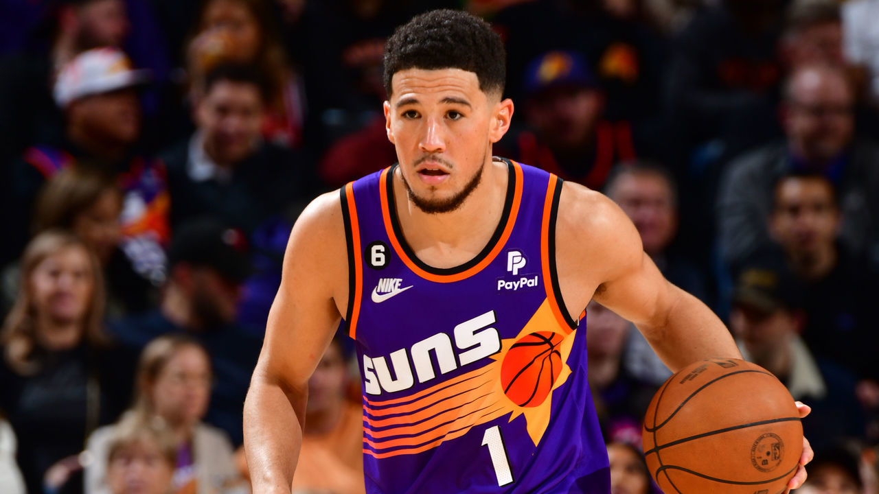 PHOENIX, AZ - NOVEMBER 30: Devin Booker #1 of the Phoenix Suns moves the ball during the game against the Chicago Bulls on November 30, 2022 at Footprint Center in Phoenix, Arizona. Mandatory Copyright Notice: Copyright 2022 NBAE