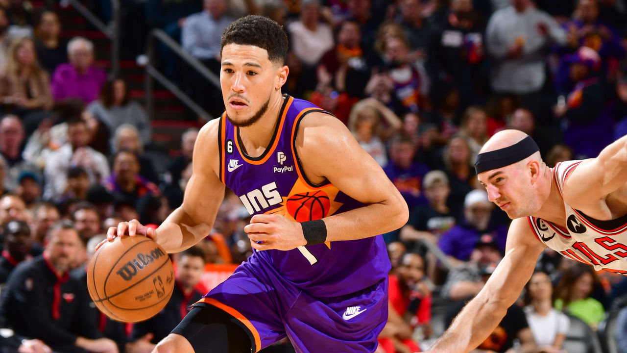 PHOENIX, AZ - NOVEMBER 30: Devin Booker #1 of the Phoenix Suns moves the ball during the game against the Chicago Bulls on November 30, 2022 at Footprint Center in Phoenix, Arizona. Mandatory Copyright Notice: Copyright 2022 NBAE