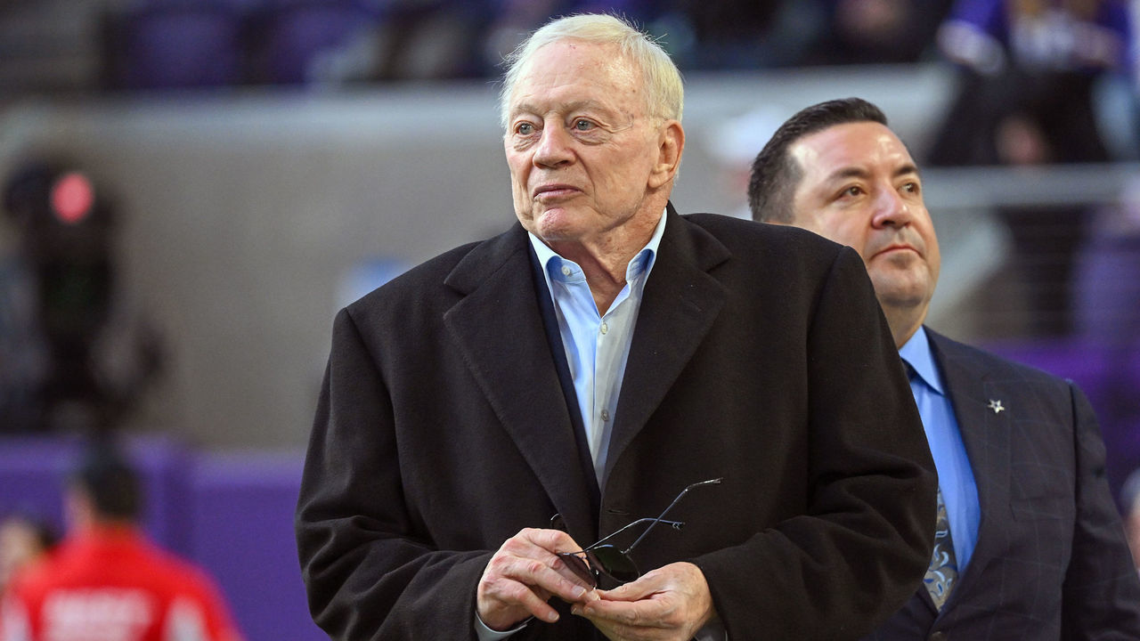 MINNEAPOLIS, MN - NOVEMBER 20: Dallas Cowboys owner Jerry Jones looks on before a game between the Minnesota Vikings and Dallas Cowboys on November 20, 2022, at U.S. Bank Stadium in Minneapolis, MN.