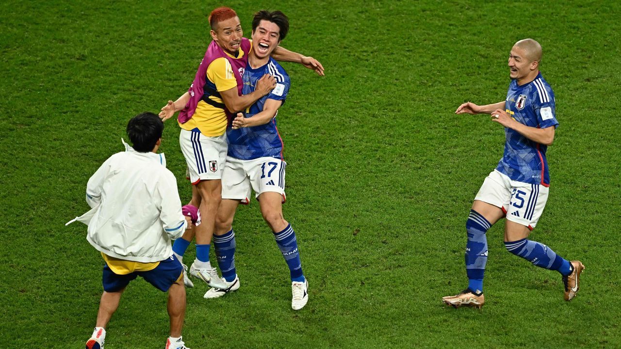 TOPSHOT - Japan's midfielder #17 Ao Tanaka celebrates scoring his team's second goal with his teammates during the Qatar 2022 World Cup Group E football match between Japan and Spain at the Khalifa International Stadium in Doha on December 1, 2022.