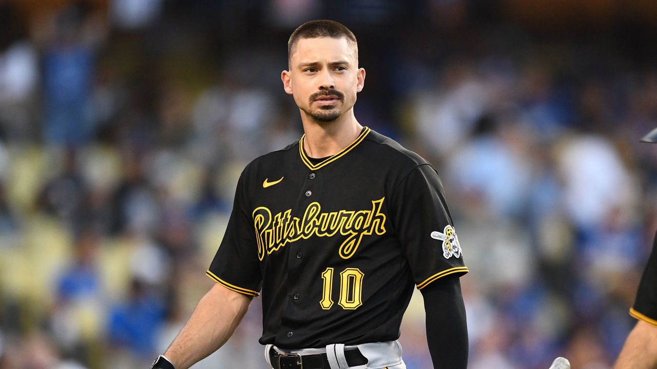 LOS ANGELES, CA - JUNE 01: Pittsburgh Pirates center fielder Bryan Reynolds (10) walks back to the dugout after striking out during the MLB game between the Pittsburgh Pirates and the Los Angeles Dodgers on June 1, 2022 at Dodger Stadium in Los Angeles, CA.