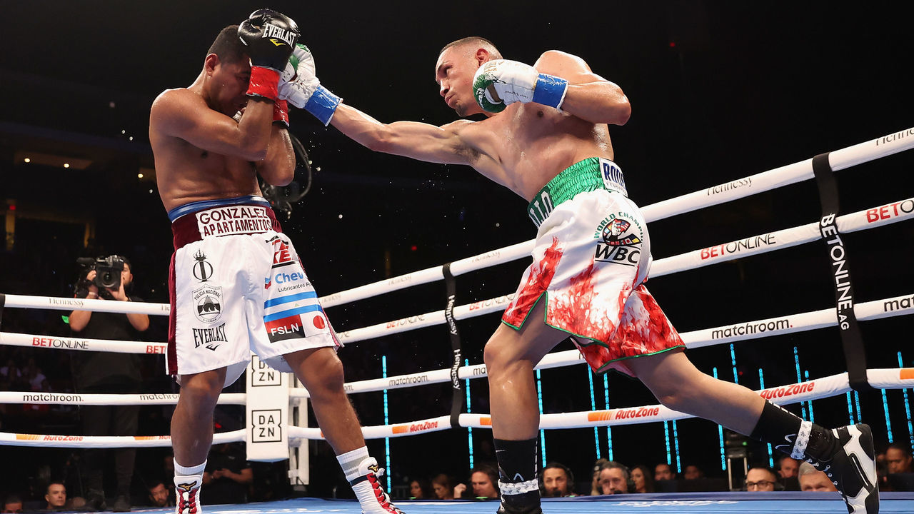 GLENDALE, ARIZONA - DECEMBER 03: Juan Francisco Estrada (R) of Mexico throws a right on Roman Gonzalez of Nicaragua during their WBC super flyweight title bout at Desert Diamond Arena on December 03, 2022 in Glendale, Arizona.