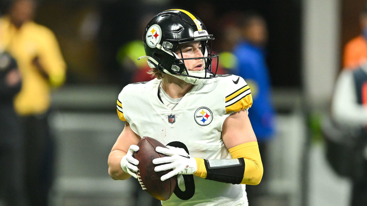ATLANTA, GA DECEMBER 04: Pittsburgh quarterback Kenny Pickett (8) drops back to pass during the NFL game between the Pittsburgh Steelers and the Atlanta Falcons on December 4th, 2022 at Mercedes-Benz Stadium in Atlanta, GA.