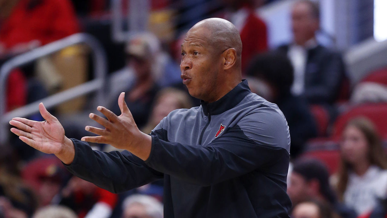 LOUISVILLE, KY - NOVEMBER 29: Louisville Cardinals head coach Kenny Payne gives instructions to his team during a mens college basketball game between the Maryland Terrapins and the Louisville Cardinals on November 29, 2022 at the KFC Yum! Center in Louisville, KY.