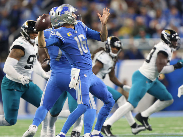 East Rutherford, NJ. 18/12/2022, Detroit Lions quarterback Jared Goff (16)  scrambles on a play