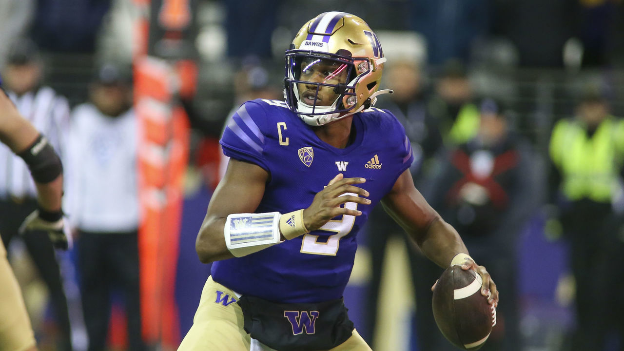 SEATTLE, WA - NOVEMBER 04: Washington Huskies quarterback Michael Penix Jr. (9) throws the ball during a college football game between the Oregon State Beavers and the Washington Huskies on November 04, 2022, at Husky Stadium in Seattle, WA.