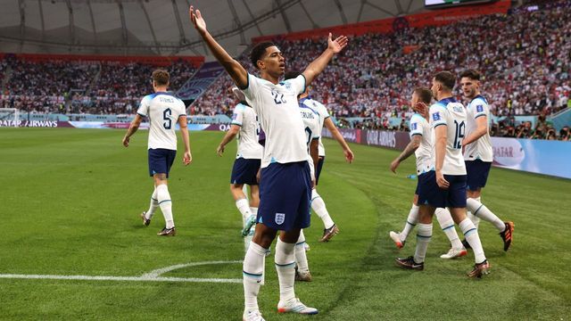 TOPSHOT - England's midfielder #22 Jude Bellingham (C) celebrates scoring his team's first goal during the Qatar 2022 World Cup Group B football match between England and Iran at the Khalifa International Stadium in Doha on November 21, 2022.