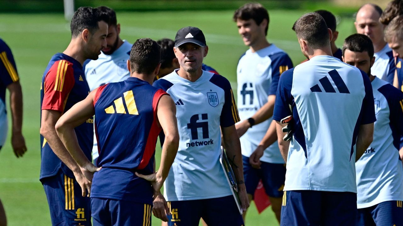 Spain's coach Luis Enrique leads a training session at the base camp of Qatar University in Doha on December 4, 2022, during the Qatar 2022 World Cup football tournament.