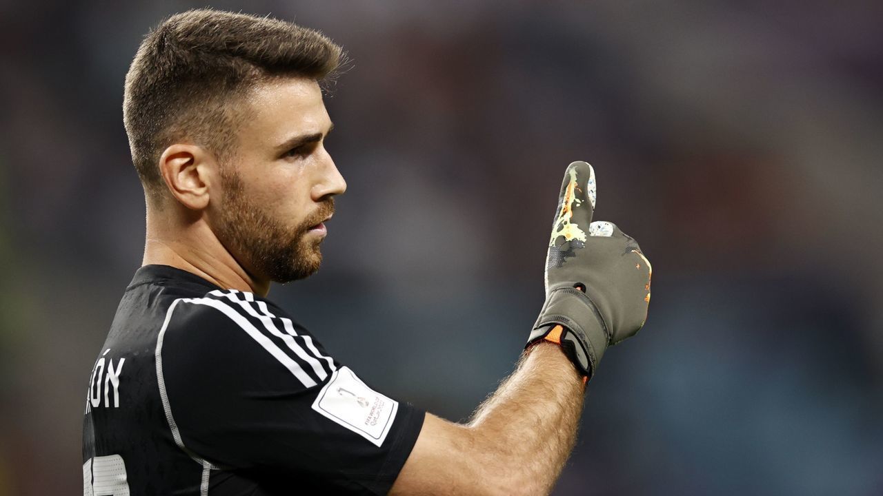 AL-RAYYAN - Spain goalkeeper Unai Simon during the FIFA World Cup Qatar 2022 group E match between Japan and Spain at Khalifa International stadium on December 1, 2022 in Ar-Rayyan, Qatar. AP | Dutch Height | MAURICE OF STONE