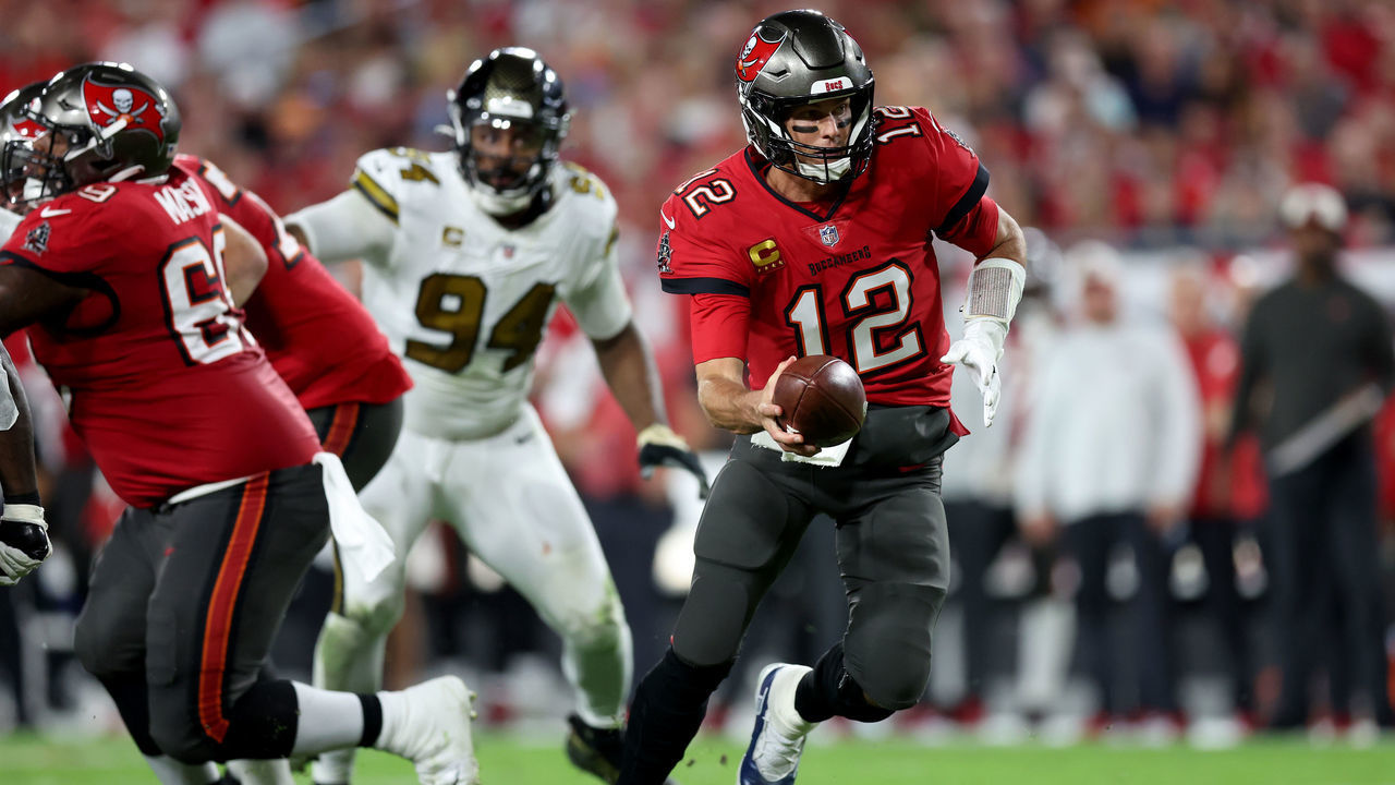 TAMPA, FLORIDA - DECEMBER 05: Tom Brady #12 of the Tampa Bay Buccaneers looks to hand the ball off against the New Orleans Saints during the second quarter in the game at Raymond James Stadium on December 05, 2022 in Tampa, Florida.