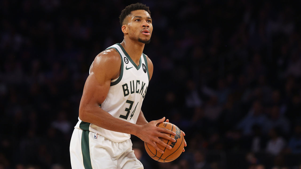 NEW YORK, NEW YORK - NOVEMBER 30: Giannis Antetokounmpo #34 of the Milwaukee Bucks in action against the New York Knicks at Madison Square Garden on November 30, 2022 in New York City. Milwaukee Bucks defeated the New York Knicks 109-103.