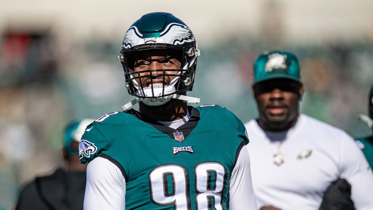 PHILADELPHIA, PA - OCTOBER 30: Philadelphia Eagles defensive end Robert Quinn (98) during pregame of the game between the Pittsburgh Steelers and Philadelphia Eagles on Sunday, October 30, 2022 at Lincoln Financial Field in Philadelphia, PA