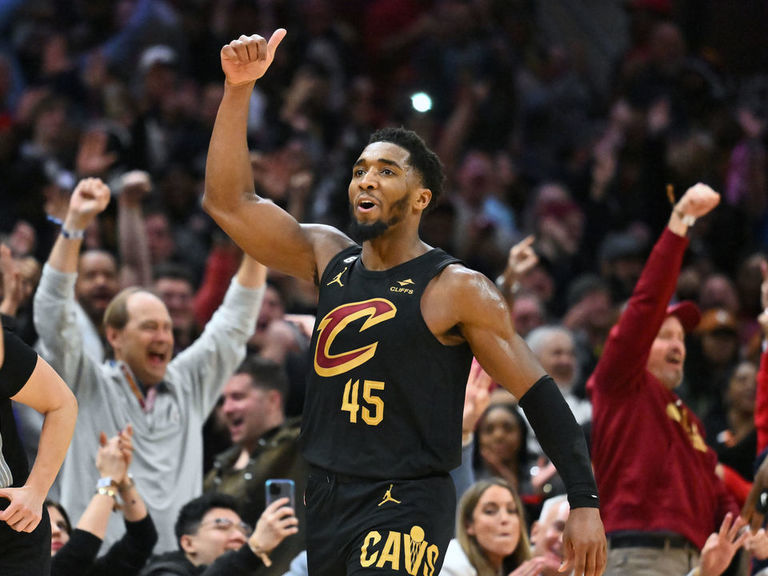 Mitchell, Cavs spoil James homecoming