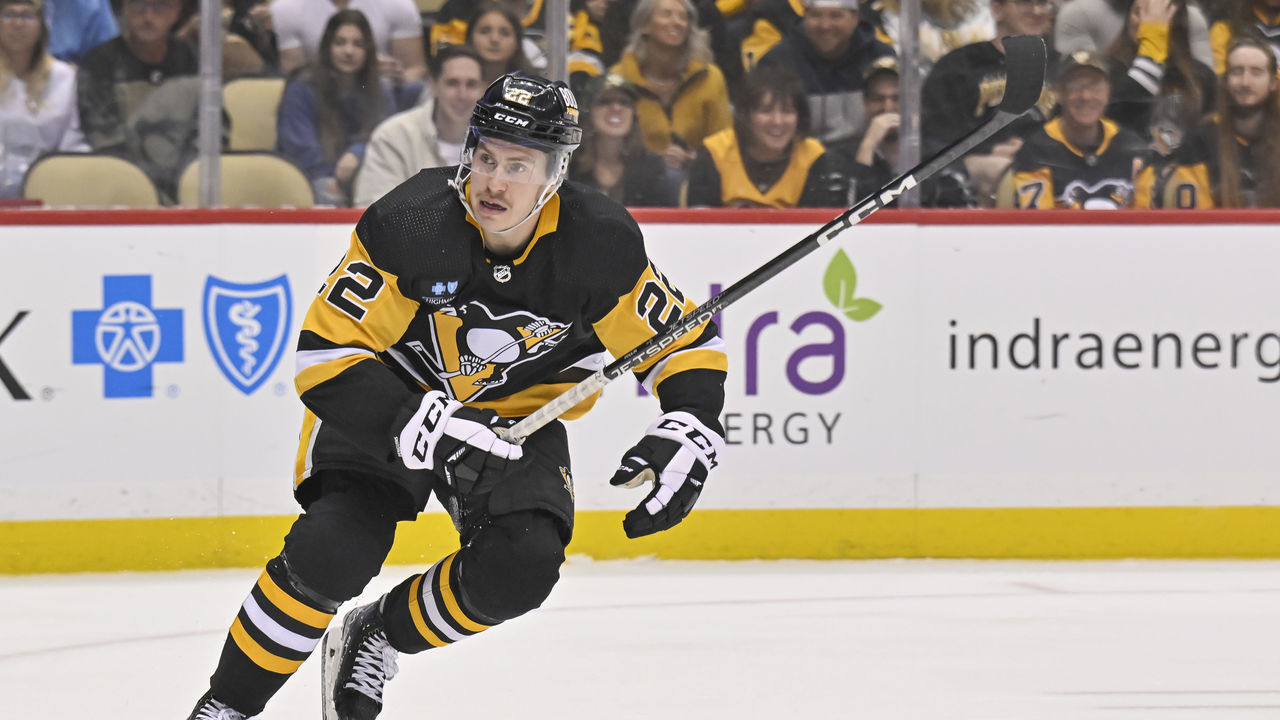 PITTSBURGH, PA - NOVEMBER 05: Pittsburgh Penguins Center Sam Poulin (22) skates during the first period in the NHL game between the Pittsburgh Penguins and the Seattle Kraken on November 5, 2022, at PPG Paints Arena in Pittsburgh, PA.