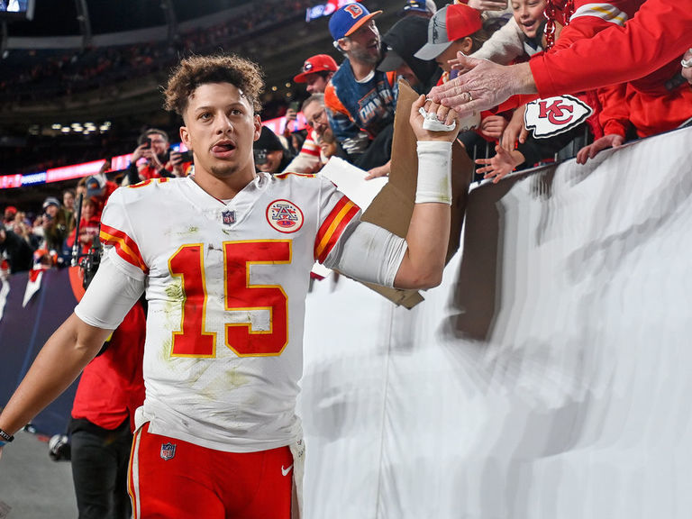 Mahomes overcomes 3 INTs as Chiefs knock off Broncos