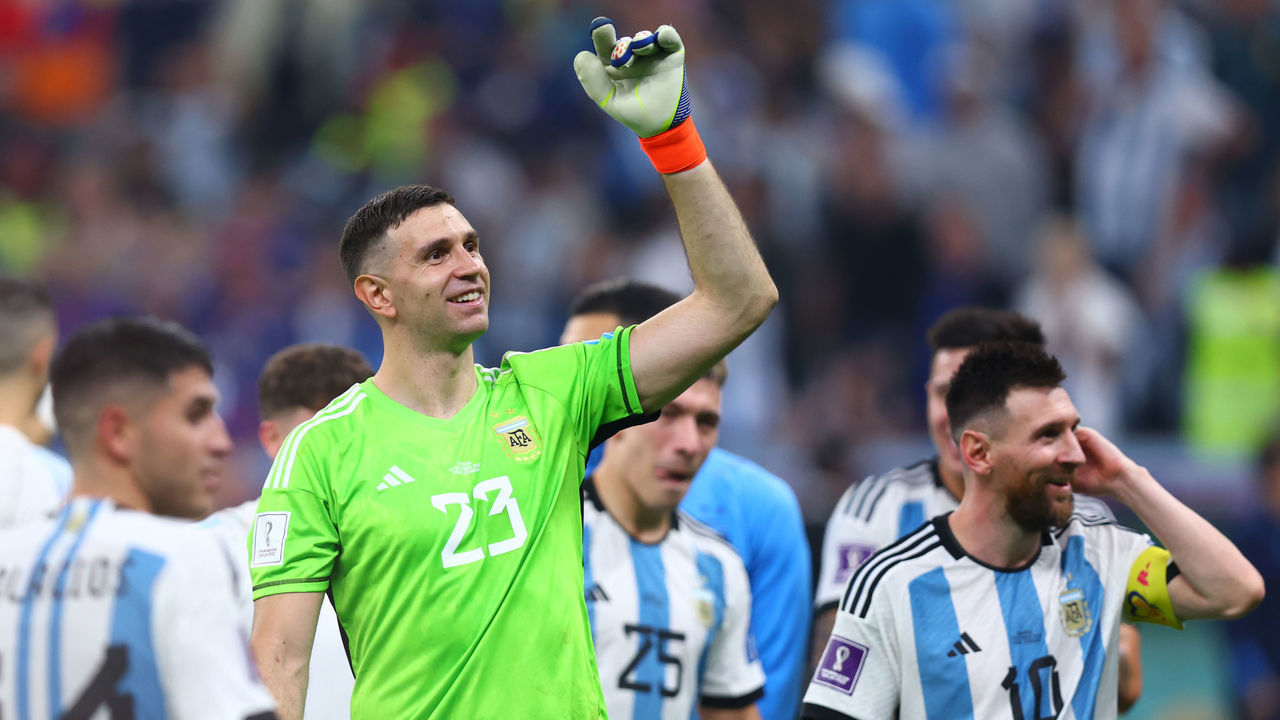13 December 2022, Qatar, Lusail: Soccer, World Cup, Argentina - Croatia, final round, semifinal, Lusail Stadium, Argentina's goalkeeper Emiliano Martinez cheers after the final whistle. Photo: Tom Weller/dpa