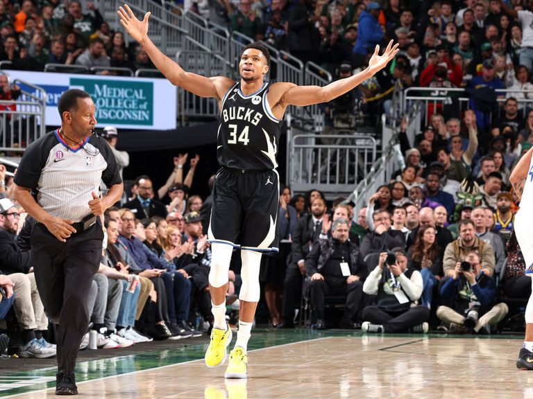 Antetokounmpo Scores 30, Bucks Extend Warriors' Road Woes | TheScore.com