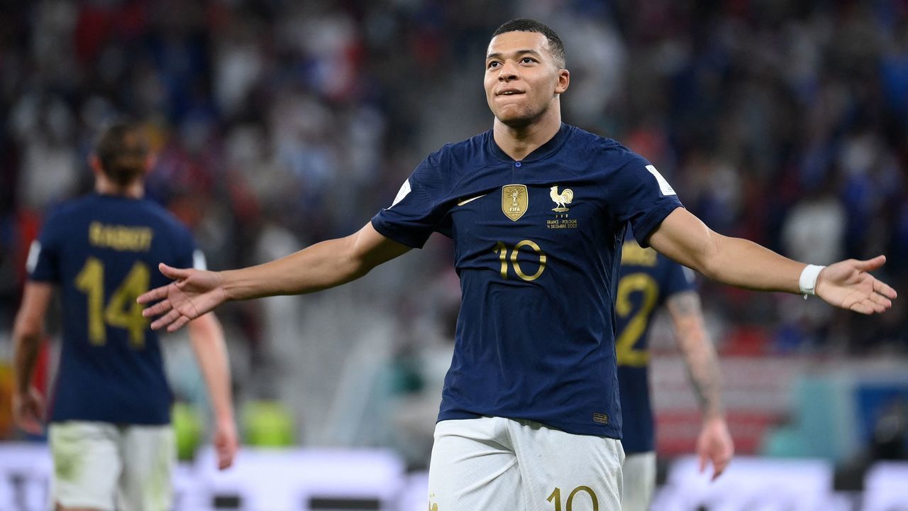 TOPSHOT - France's forward #10 Kylian Mbappe celebrates scoring his team's third goal during the Qatar 2022 World Cup round of 16 football match between France and Poland at the Al-Thumama Stadium in Doha on December 4, 2022.