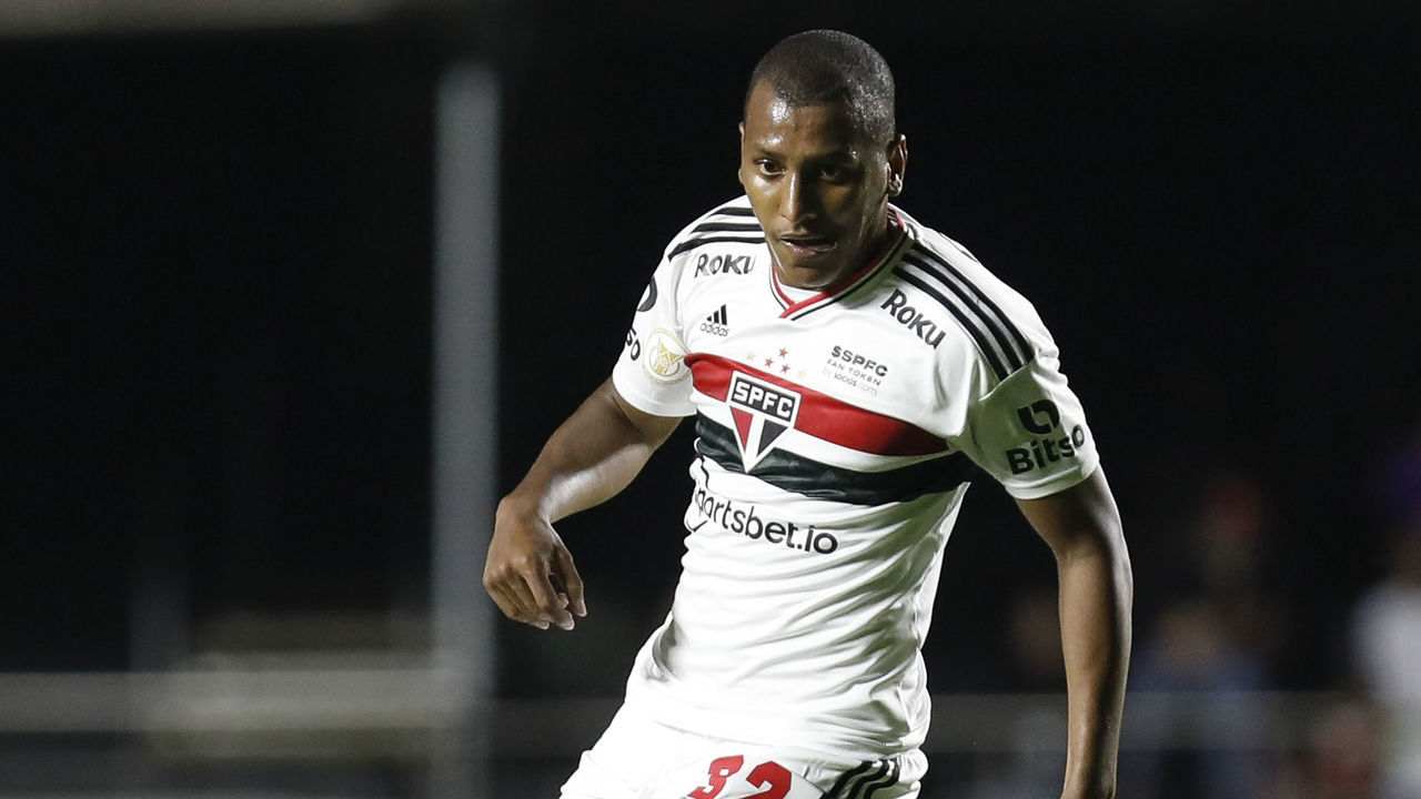 SAO PAULO, BRAZIL - JULY 17: Luizao of Sao Paulo controls the ball during the match between Sao Paulo and Fluminense as part of Brasileirao Series A 2022 at Morumbi Stadium on July 17, 2022 in Sao Paulo, Brazil.
