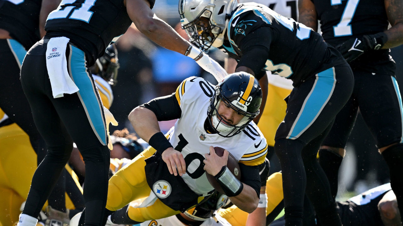 CHARLOTTE, NC - DECEMBER 18: Pittsburgh Steelers quarterback Mitch Trubisky  (10) during an NFL football game between the Pittsburg Steelers and the  Carolina Panthers on December 18, 2022 at Bank of America