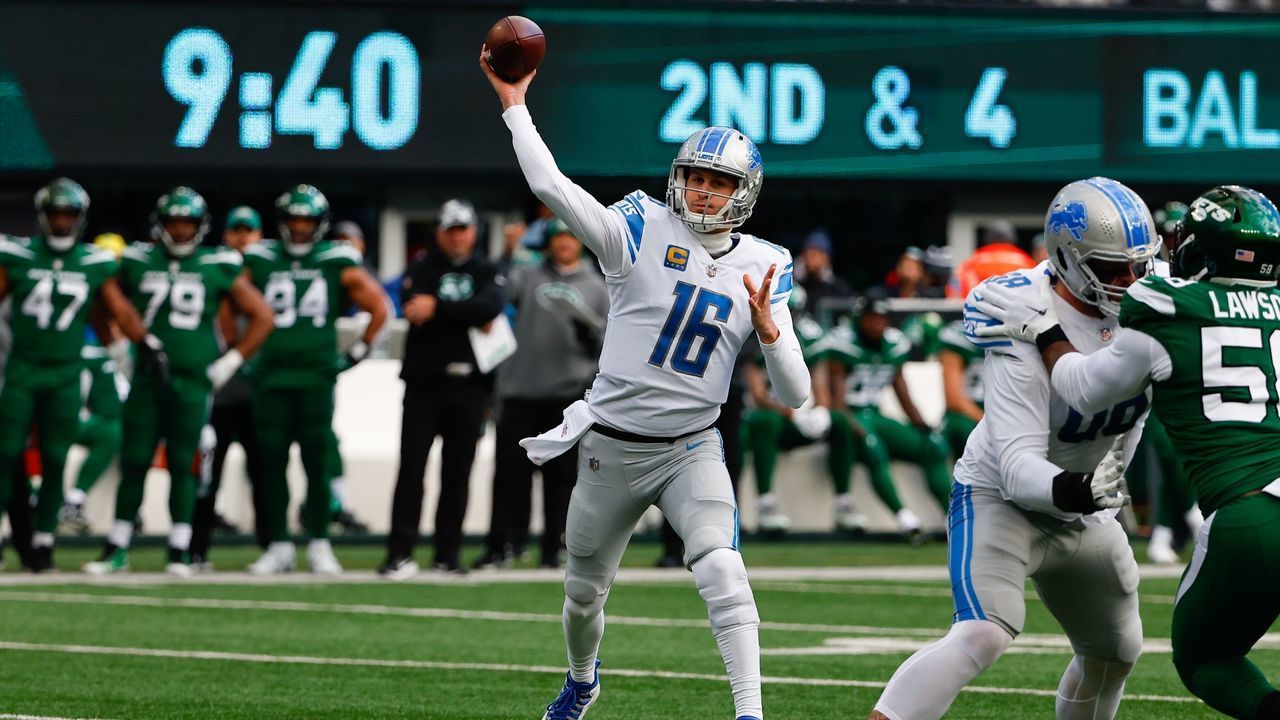 EAST RUTHERFORD, NJ - DECEMBER 18: Detroit Lions defensive end