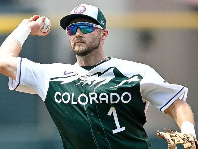 Colorado Rockies agree to minor league contract with first baseman