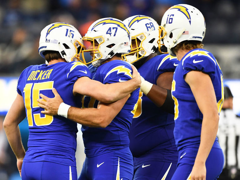 Dicker's FG propels Chargers to 17-14 victory over Titans