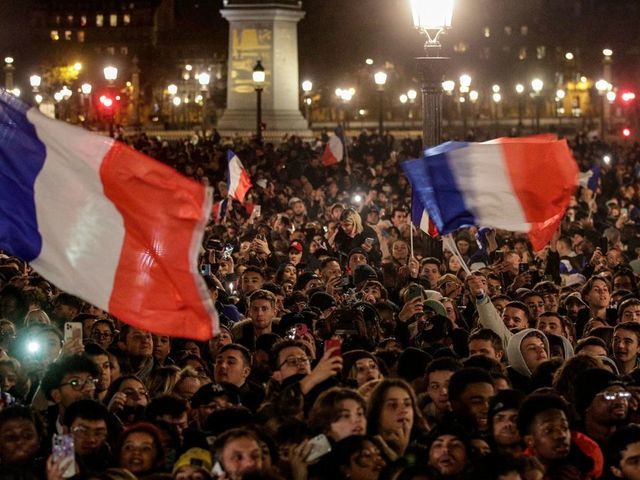 It warms the heart': French players welcomed by thousands of fans in Paris | theScore.com