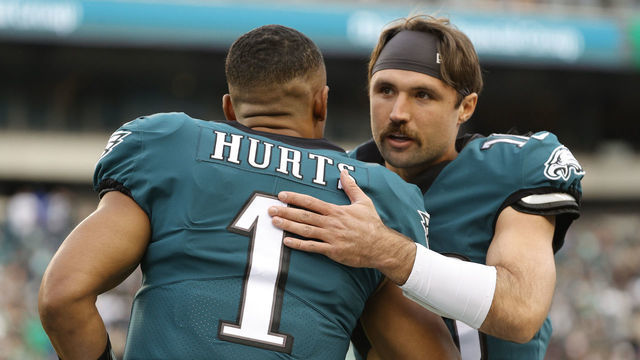 PHILADELPHIA, PENNSYLVANIA - NOVEMBER 07: Jalen Hurts #1 and Gardner Minshew II #10 of the Philadelphia Eagles shake hands before the game against the Los Angeles Chargers at Lincoln Financial Field on November 07, 2021 in Philadelphia, Pennsylvania.