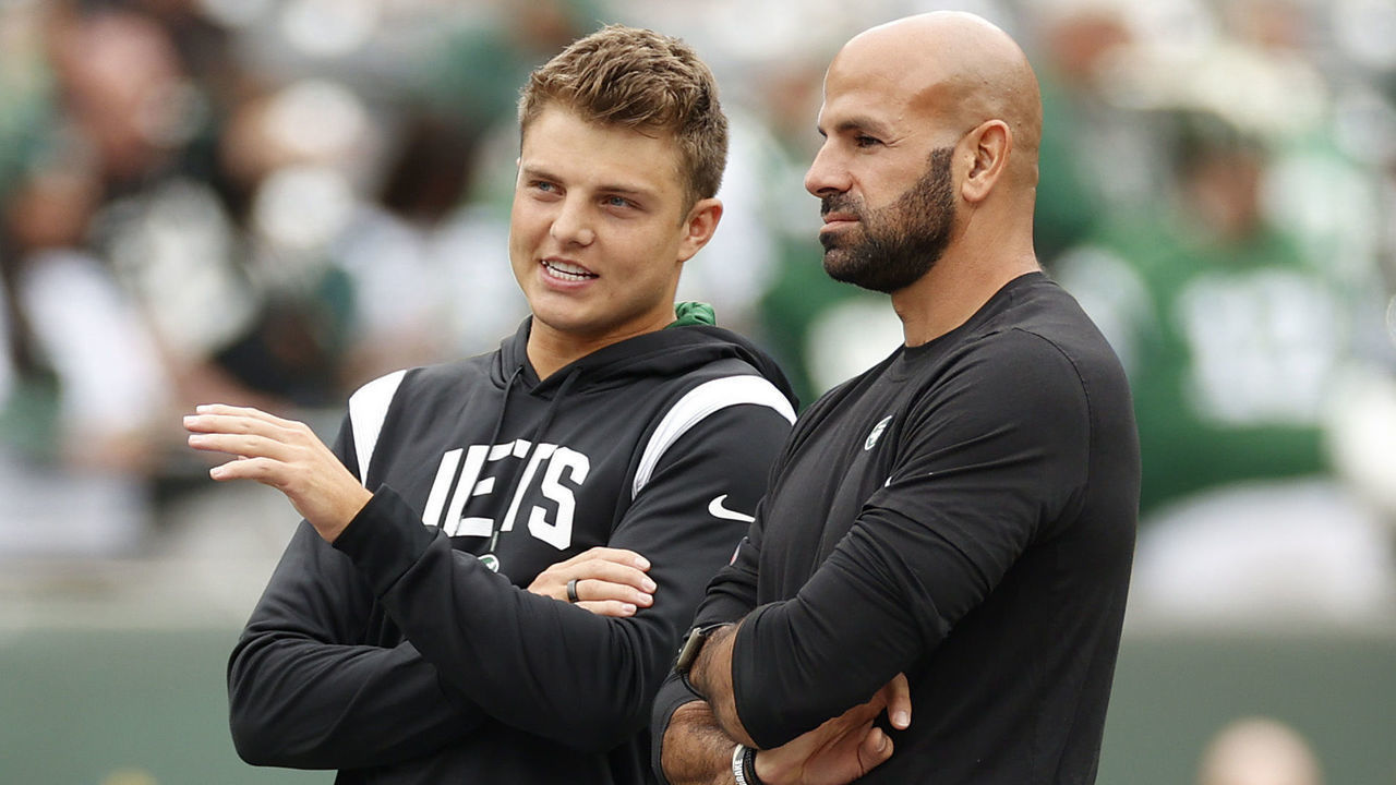 EAST RUTHERFORD, NEW JERSEY - SEPTEMBER 25: Zach Wilson #2 and head coach Robert Saleh of the New York Jets talk during warmups before the game against the Cincinnati Bengals at MetLife Stadium on September 25, 2022 in East Rutherford, New Jersey.