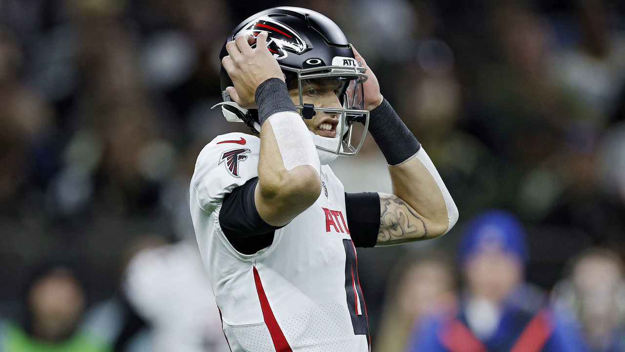 NEW ORLEANS, LOUISIANA - DECEMBER 18: Desmond Ridder #4 of the Atlanta Falcons directs his team during the first half in the game against the New Orleans Saints at Caesars Superdome on December 18, 2022 in New Orleans, Louisiana.