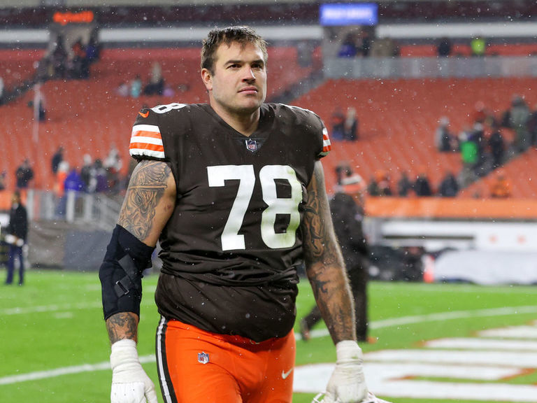 AP source: Conklin, Browns agree on 4-year, $60 million deal