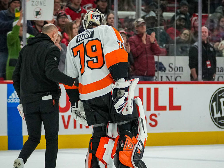Flyers' Hart suffers upper-body injury in loss to Hurricanes | theScore.com