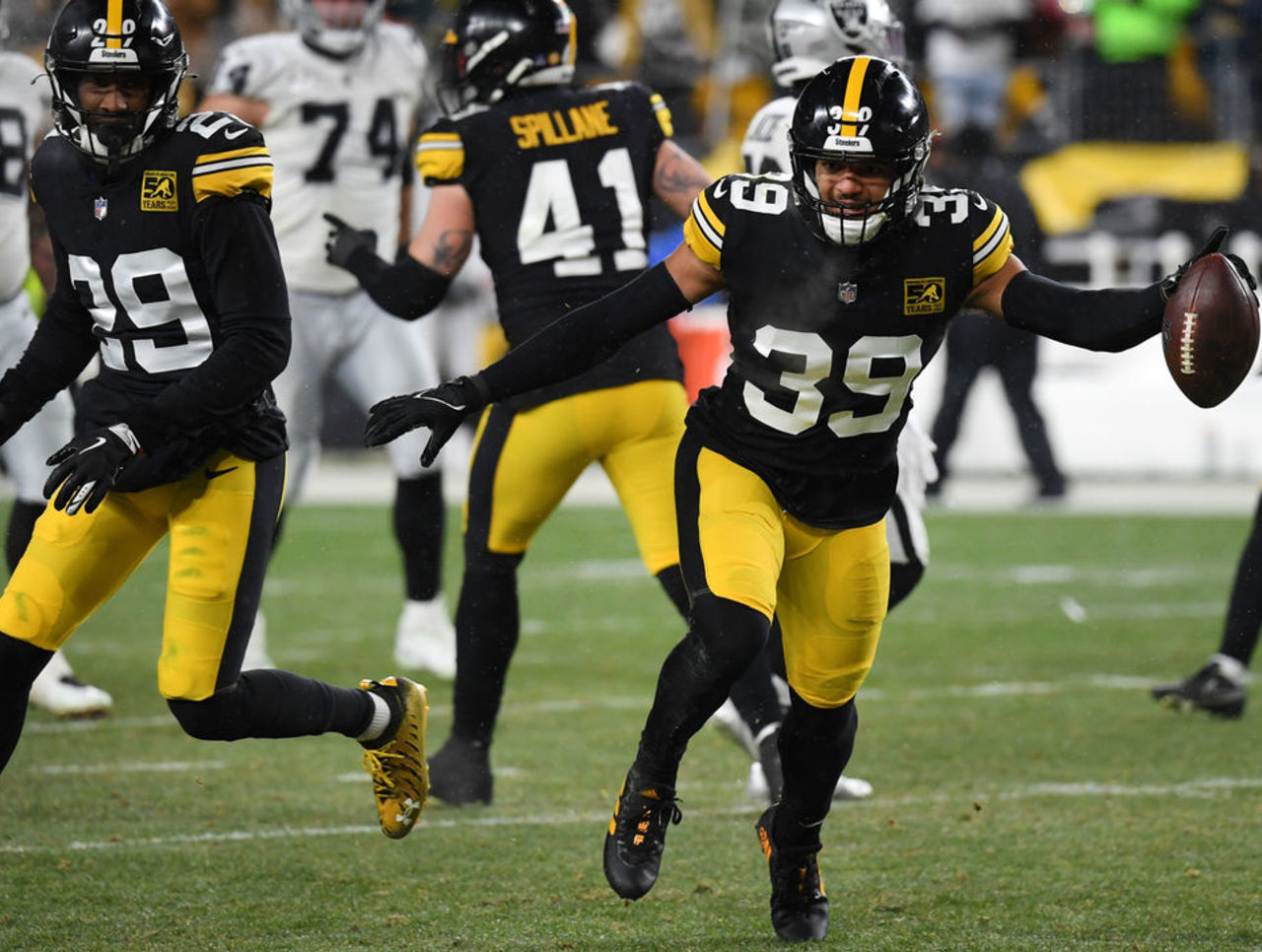 Franco Harris' widow on field in Pittsburgh as his No. 32 retired