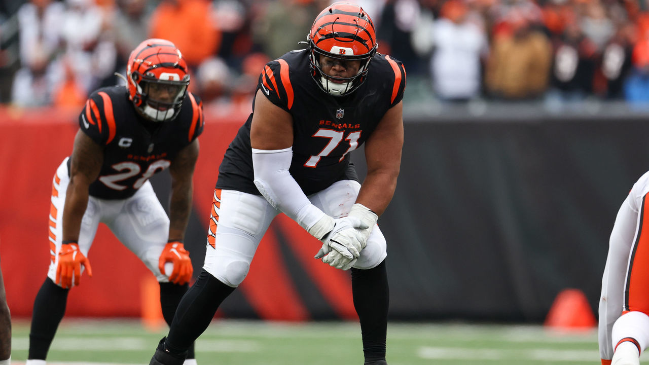 CINCINNATI, OH - DECEMBER 11: Cincinnati Bengals offensive tackle La'el Collins (71) lines up for a play during the game against the Cleveland Browns and the Cincinnati Bengals on December 11, 2022, at Paycor Stadium in Cincinnati, OH.
