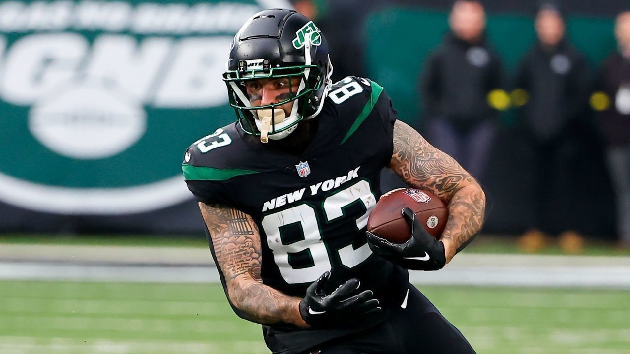 EAST RUTHERFORD, NJ - NOVEMBER 27: New York Jets tight end Tyler Conklin (83) runs after the catch during the first quarter of the National Football League game between the New York Jets and the Chicago Bears on November 27, 2022 at MetLife Stadium in East Rutherford, New Jersey.
