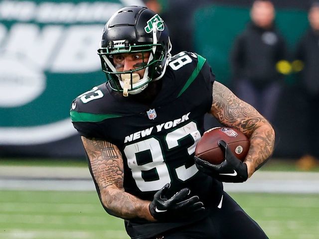 EAST RUTHERFORD, NJ - NOVEMBER 27: New York Jets tight end Tyler Conklin (83) runs after the catch during the first quarter of the National Football League game between the New York Jets and the Chicago Bears on November 27, 2022 at MetLife Stadium in East Rutherford, New Jersey.