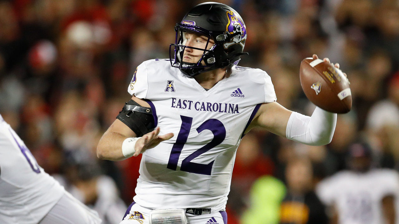 CINCINNATI, OH - NOVEMBER 11: East Carolina Pirates quarterback Holton Ahlers (12) passes the ball during the game against the East Carolina Pirates and the Cincinnati Bearcats on November 11, 2022, at Nippert Stadium in Cincinnati, OH. (Photo by Ian Johnson/Icon Sportswire via Getty Images