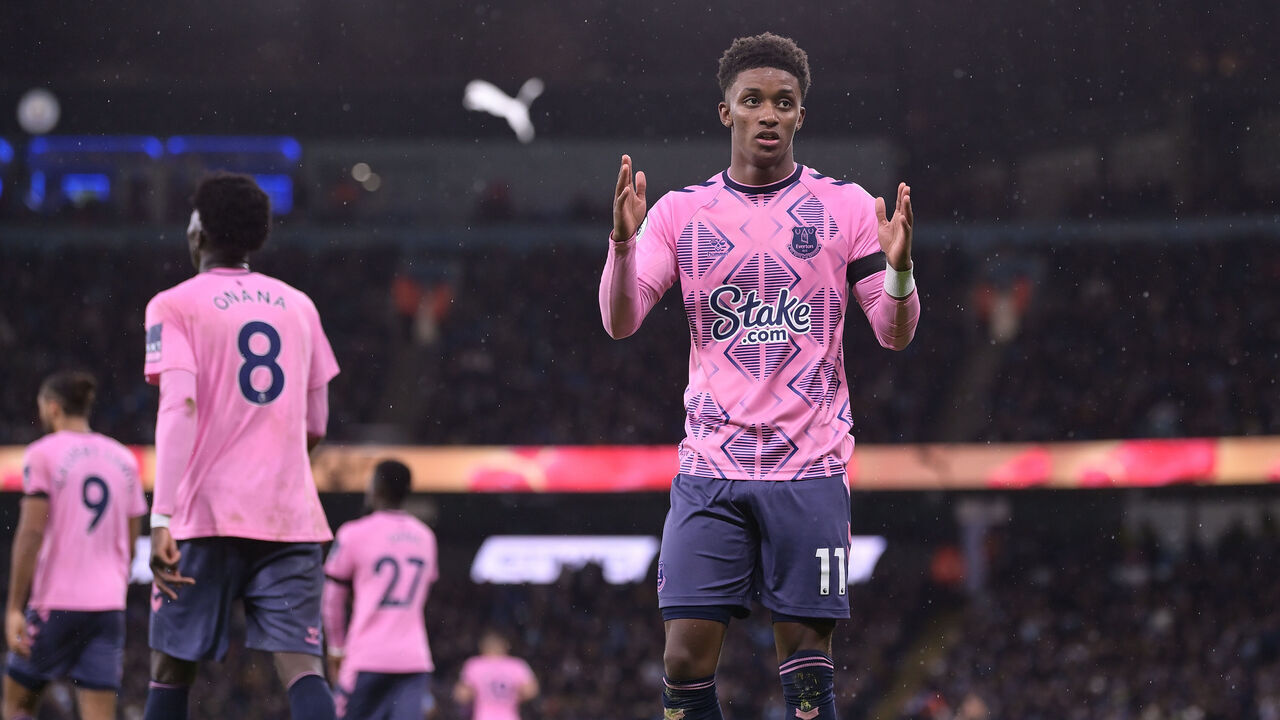 MANCHESTER, ENGLAND - DECEMBER 31:Demarai Gray of Everton celebrates his goal during the Premier League match between Manchester City and Everton FC at Etihad Stadium on December 31, 2022 in Manchester, England.
